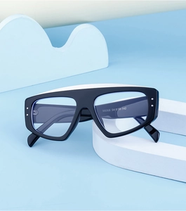 Vue détaillée des lunettes de soleil œil de chat noires avec rivets en métal argenté