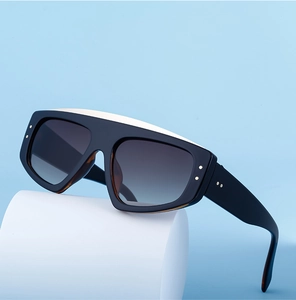 Détail de lunettes de soleil tendance avec contraste noir et blanc et rivets métalliques