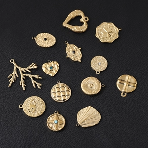 Lot de 13 breloques vintage en acier doré aux motifs géométriques et gemmes