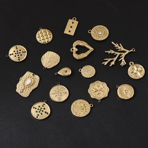 Collection détaillée de divers pendentifs DIY dorés géométriques et botaniques