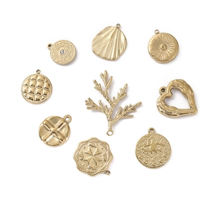 Détails d'un ensemble de neuf pendentifs dorés avec motifs de coquillage et de coeur