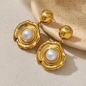 Luxe gold fan-shaped earrings with pearls and lava texture in French retro style