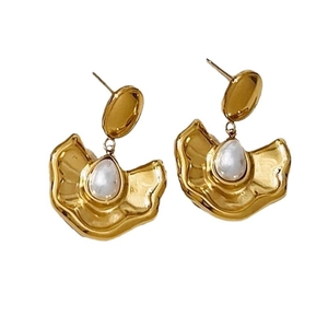 Golden fan-shaped earrings with teardrop pearls in a modern minimalist luxury design