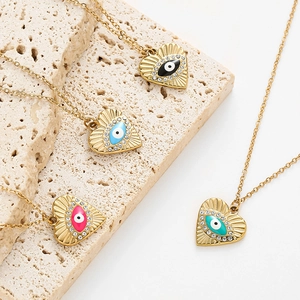 Détails de quatre colliers cœur mauvais œil colorés avec incrustations de zircone