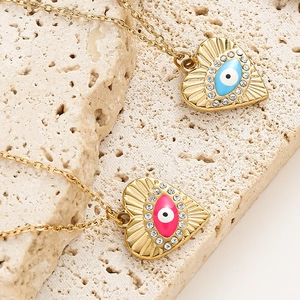 Collier pendentif cœur œil protecteur avec zircons bleus et roses sur chaîne dorée