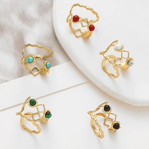 Set di cinque anelli a onde traforate in oro con perle di turchese e pietre semipreziose