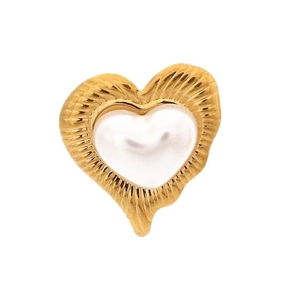 Boucles d'oreilles cœur vintage dorées plissées avec perle centrale sur fond blanc