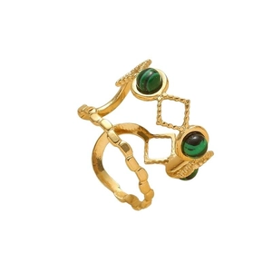 Anello geometrico dorato a strati con perle di malachite verde su sfondo bianco