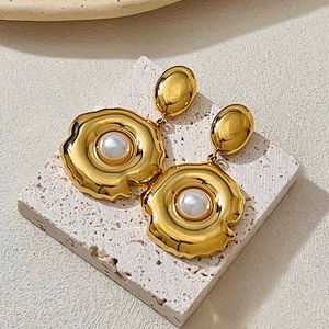 Boucles d'oreilles dorées irrégulières avec perles, texture vague et finition polie