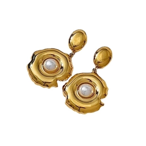 Boucles d'oreilles irrégulières en titane doré avec perles au design floral vintage