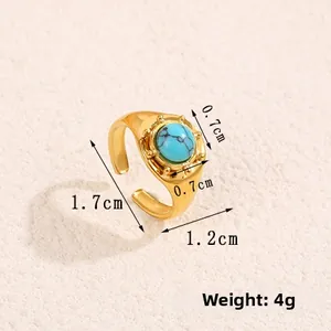 Détail macro de la bague vintage dorée avec pierre turquoise de 0,7 cm et dimensions