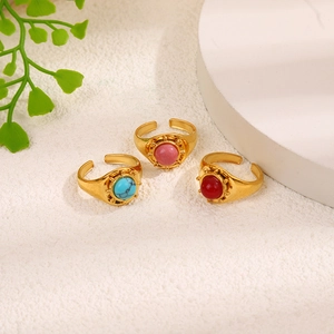 Trois bagues réglables en or avec pierres naturelles rondes en bleu, rose et rouge foncé