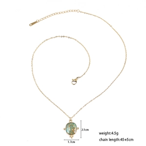Détail du collier en acier doré avec pendentif en pierre verte et dimensions du produit