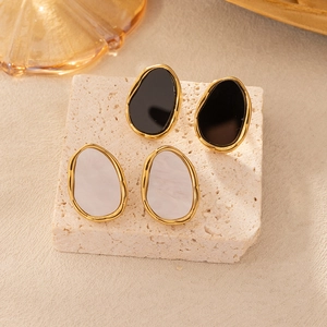 French retro geometric earrings in black and white enamel with gold metal edges