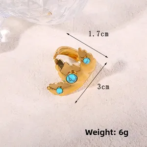 Dettaglio macro di anello a foglia dorato con pietre turchesi e diametro 1,7 cm