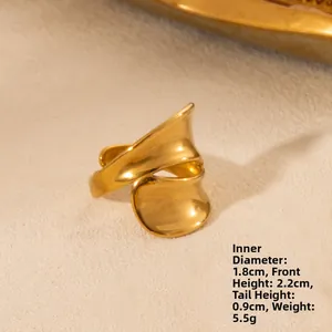 Détail de la bague ondulée en or mat montrant le design irrégulier et le diamètre de 1,8 cm