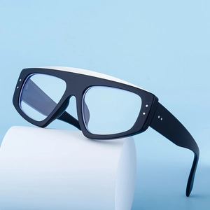 Lunettes de soleil rétro à monture noire et verres bleu clair sur un support d'affichage