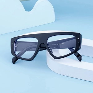 Lunettes de soleil noires à dessus plat avec clous sur fond géométrique bleu clair