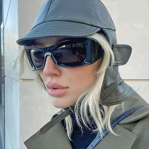 Nahaufnahme der winddichten Y2K-Sportsonnenbrille mit grauer Fliegermütze aus Leder