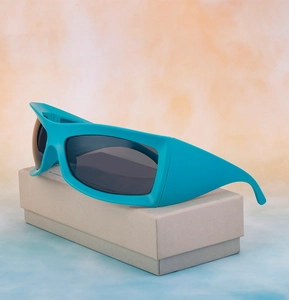 Seitenansicht der matt türkisfarbenen Sport-Sonnenbrille mit breitem Wrap-around-Design