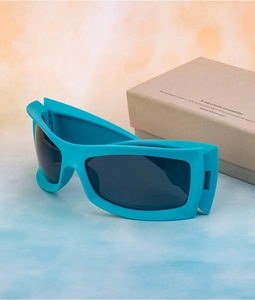 Himmelblaue Wrap-Around Sportsonnenbrille mit mattem Rahmen und Öko-Verpackung