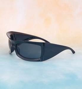 Detaillierte 45-Grad-Ansicht der winddichten Sportsonnenbrille mit dicken Bügeln