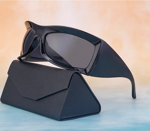 Detailansicht der schwarzen Y2K-Sportsonnenbrille mit dreieckigem Falt-Etui