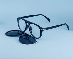 Détail de lunettes vintage avec clip solaire magnétique et charnières à flèche