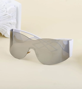 Detail of white Y2K sports sunglasses showing wide nose bridge and model Z538017