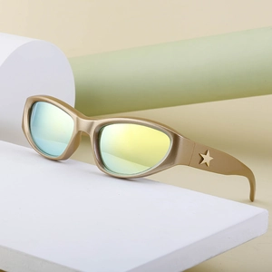 Chic gold frame Y2K cat-eye sunglasses with star emblem and polarized mirror lenses