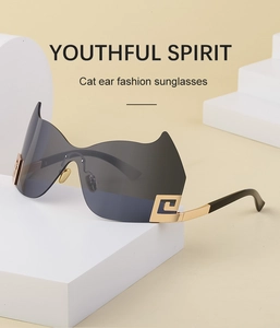 Detailansicht der Katzenohr-Sonnenbrille mit dunklen Gläsern und goldener Verzierung