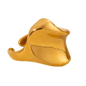 Bague dorée minimaliste au design ondulé en acier poli avec finition miroir sur fond blanc