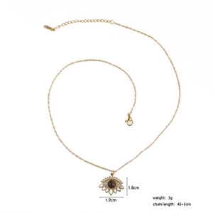 Détail du collier œil protecteur doré avec pierre œil de tigre et cristaux