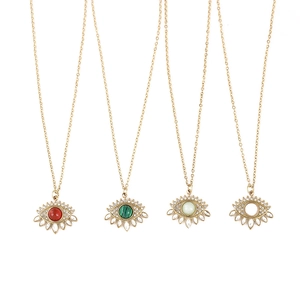 Détails de quatre pendentifs œil maléfique avec cristaux et pierres précieuses colorées