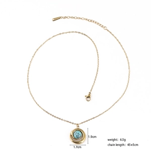 Détail du collier doré avec pendentif en pierre turquoise verte et fermoir mousqueton
