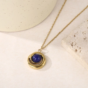 Collier pendentif vintage en or avec pierre lapis-lazuli sur fond texturé élégant