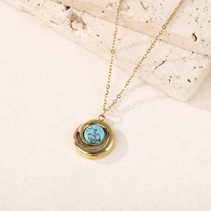 Détail du collier vintage en acier doré avec pierre turquoise verte au fini marbré