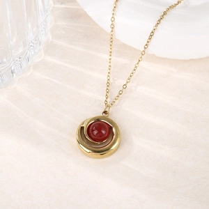 Collier vintage en or avec pendentif spirale serti d'une pierre précieuse rouge vif