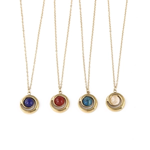 Détails de pendentifs spirale dorés avec diverses pierres fines sur colliers en acier