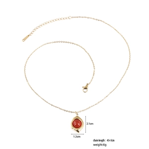 Détail du collier œil de tigre avec chaîne dorée et pendentif irrégulier élégant