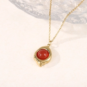 Élégant collier en titane doré avec pendentif en feuille et pierre œil de tigre rouge
