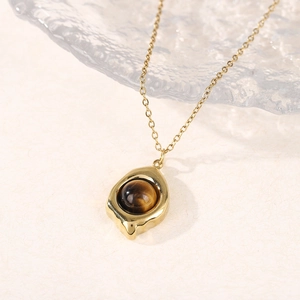 Collier élégant en or avec pendentif oeil de tigre et cadre de luxe pour femmes