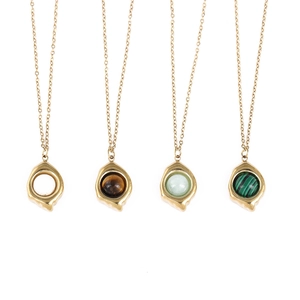 Détails de quatre colliers en titane doré avec incrustations d'oeil de tigre et malachite