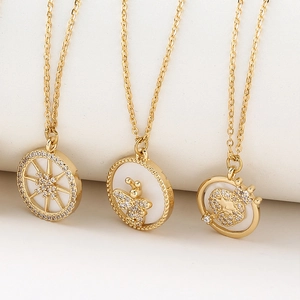 Colliers dorés ronds avec pendentifs boussole, abeille et insecte ornés de zircons