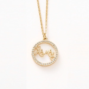 Détail du pendentif cercle MAMA doré avec cristaux pavés et deux petits cœurs évidés