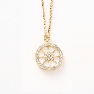 Détail du collier en or avec pendentif étoile ronde serti de cristaux de zircone brillants