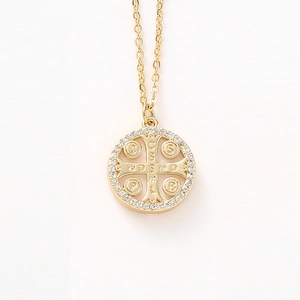 Détail du pendentif religieux Saint-Benoît doré avec pavé de cristaux brillants