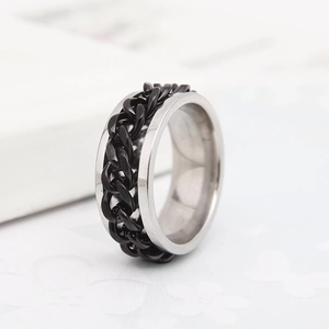 Dettaglio macro dell'anello rotante da uomo in acciaio con catena cubana nera