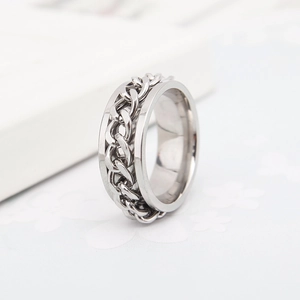 Dettaglio della catena rotante su anello in acciaio inossidabile lucido da uomo
