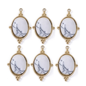 Détail de 6 pendentifs ovales en marbre avec bordures métalliques dorées et anneaux